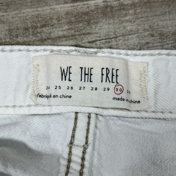 We the FREE PEOPLE Soft WHITE Cut Off JEAN Shorts MID RISE Frayed Denim 30 - Picture 3 of 6